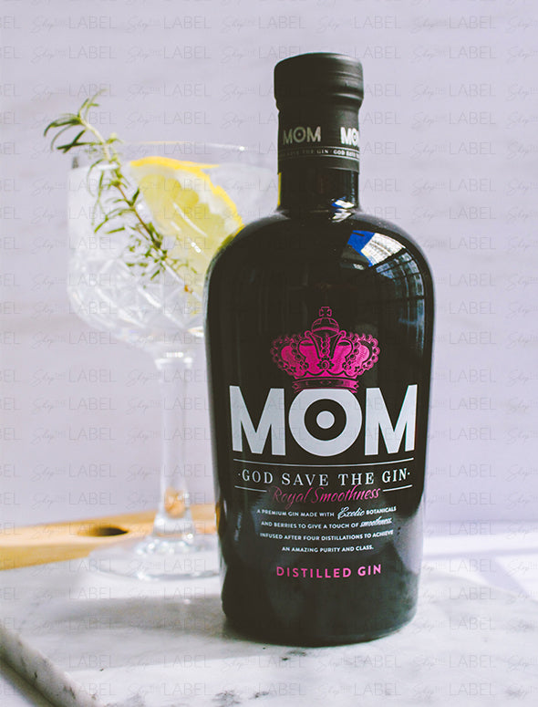 Botella de Gin Mom y una copa de Gin Tonic