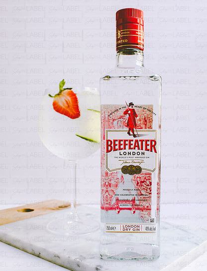 Botella de Gin Beefeater y una copa de Gin Tonic