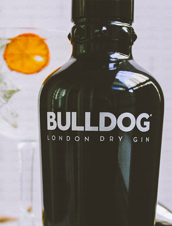 Detalle de botella de Gin Bulldog