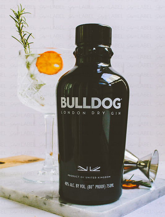 Botella de Gin Bulldog y una copa de Gin Tonic