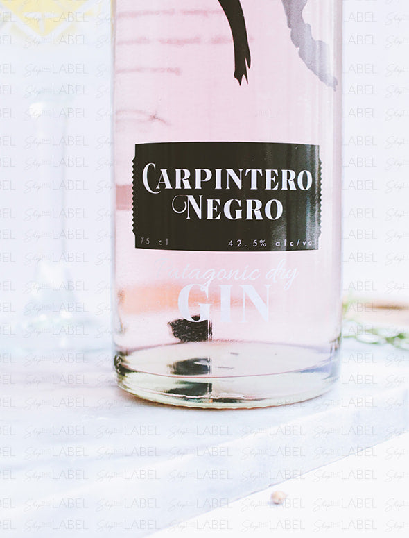 Detalle de botella de Gin Carpintero Negro 